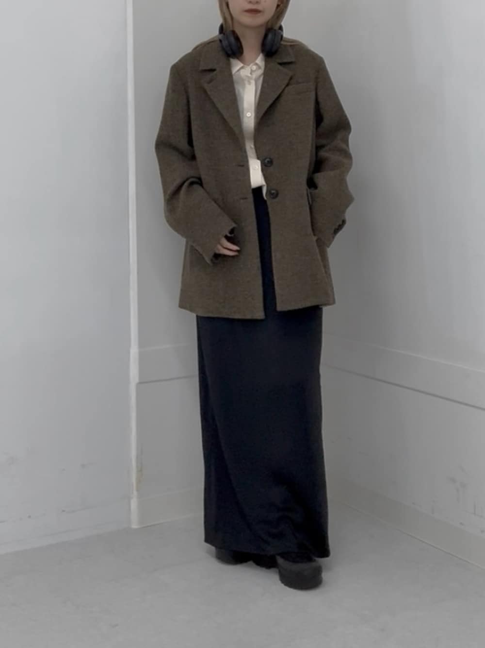 グリーン系のその他アウター、ホワイト系のシャツ/ブラウスを着用したレディースの秋コーディネートの1枚目の写真