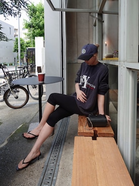 「CHARLES & KEITH（チャールズ & キース）のスクエアトゥ キトゥンヒールトングサンダル（サンダル、ブラック系）」を使った、Tsujita Rinoさん（レディース・153cm）の秋コーディネート