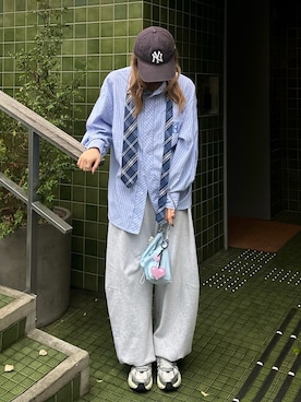「アイテム（スニーカー）」を使った、Tsujita Rinoさん（レディース・153cm）の秋コーディネート