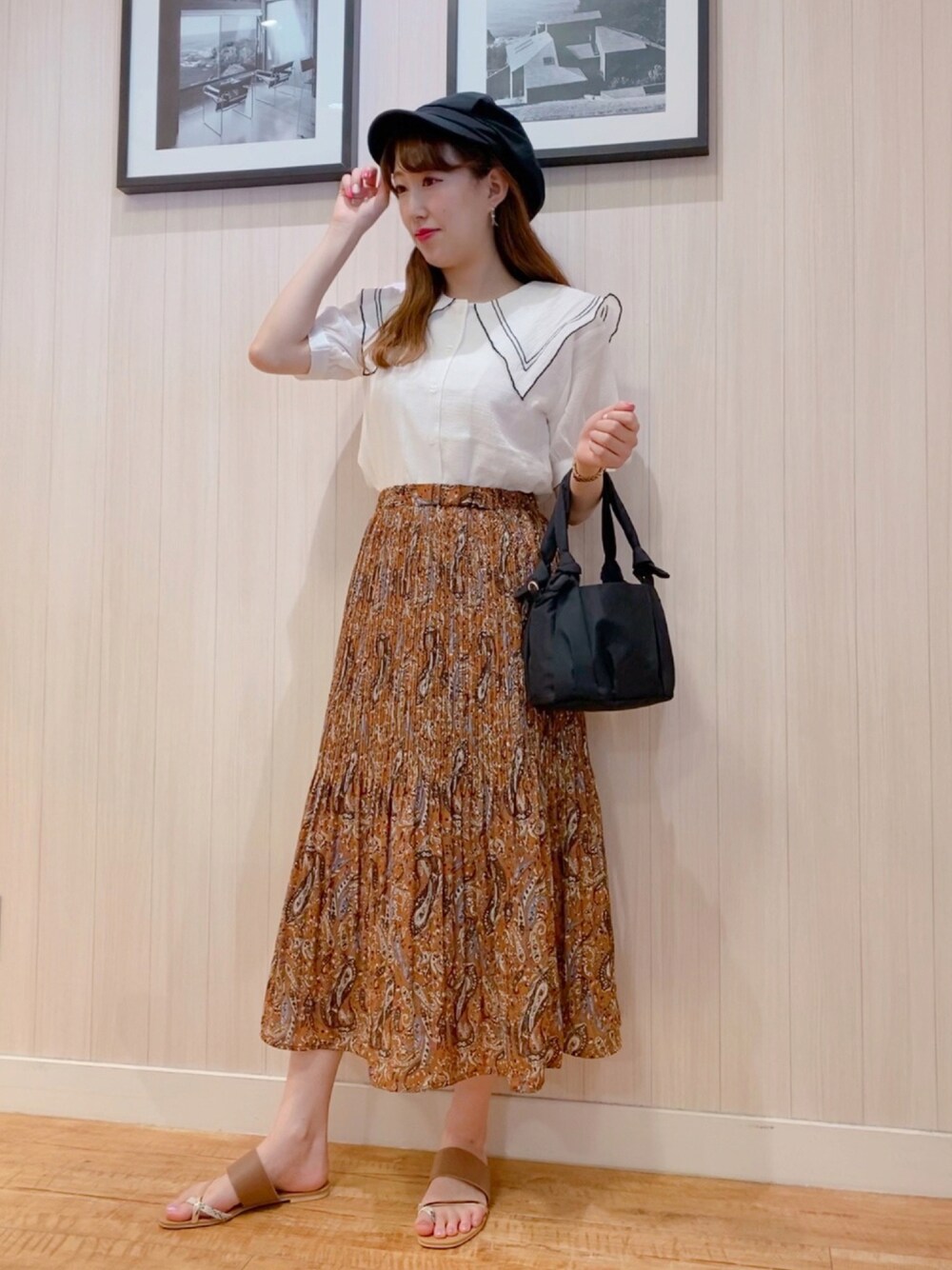 「夏コーデ、大人コーデ、大人ガーリー、大人女子、ビッグカラー、襟付きトップス、ブラウス、プリーツスカート、ペイズリー、キャスケット」｜「DRESKIPのHIDETRADING PRODUCT マリンキャスケット（キャスケット、ブラック系）」を使った、あいりんさん（レディース・160cm）の夏コーディネートの1枚目の写真