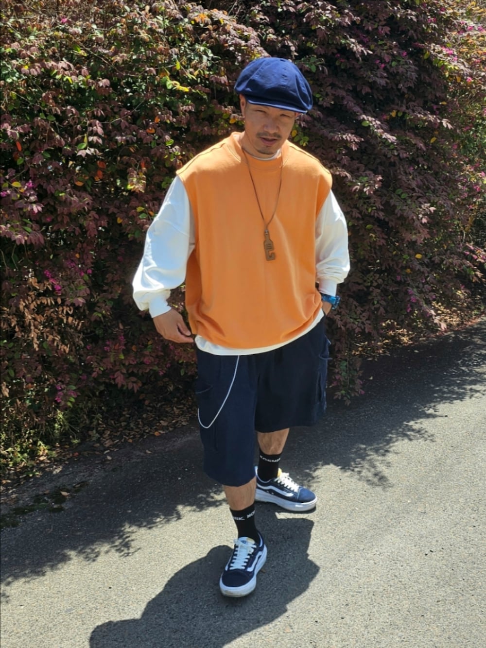 「スニーカー、カーゴパンツ、デニム、ベスト、ロンT、キャスケット、レイヤードスタイル、韓国ファッション、プチプラ、春夏コーデ、パステルカラー、休日スタイル、ストリート、スウェット、ハーフパンツ」｜「VANSのVANS ヴァンズ OLD SKOOL OVERT CC オールドスクールオーヴァートCC VN0A7Q5ELKZ DRESS BLUES（スニーカー、ブルー系）」を使った、Kentaさん（メンズ・173cm）の春コーディネートの1枚目の写真