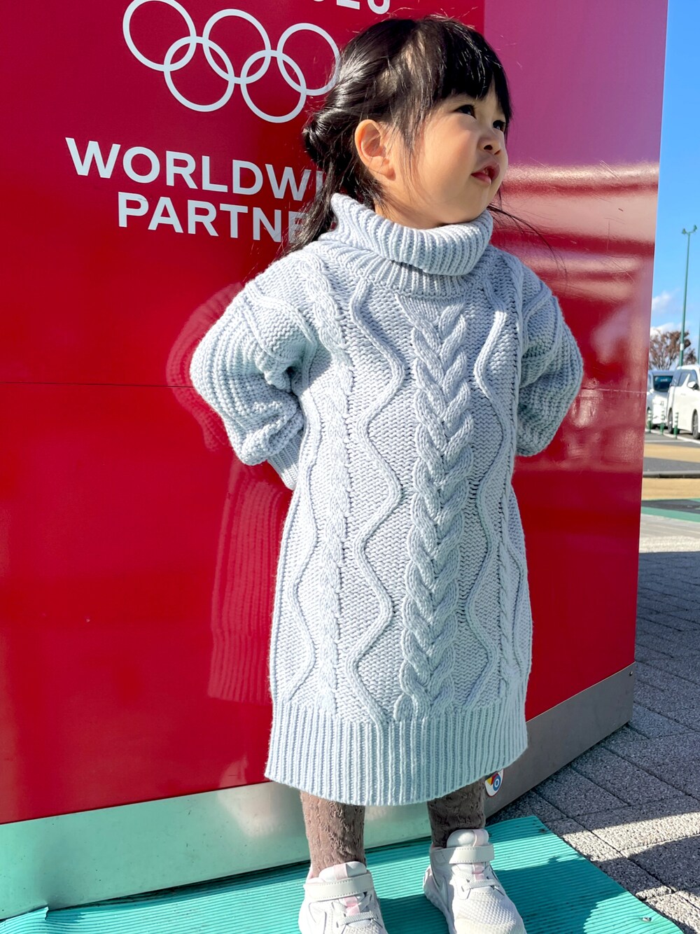 「スニーカー、NIKE、冬コーデ、オーバーサイズ、スニーカーコーデ、休日スタイル、ニットセーター、カジュアルコーデ、ゆるコーデ、ブランシェス、キッズファッション、ブランシェス(BRANSHES)、ケーブルニット」｜「BRANSHESのケーブルニットワンピース（ワンピース、ブルー系）」を使った、あーたん♡りったんさん（キッズ・90cm）の秋コーディネートの1枚目の写真