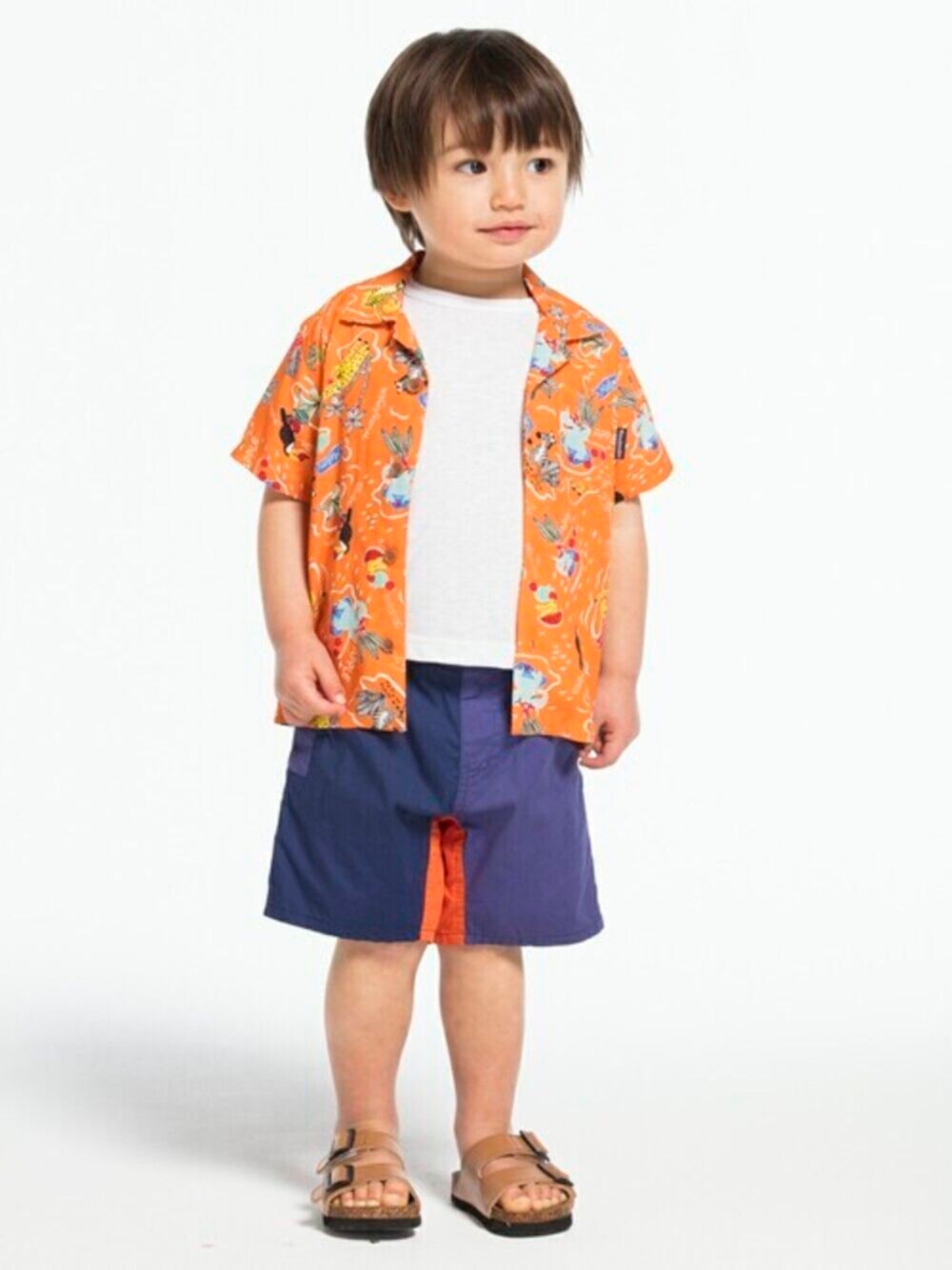 「こどもの森、こどもの森eshop、moujonjon、ムージョンジョン、キッズコーデ、キッズファッション、男の子コーデ、夏コーデ、白Tシャツ、柄シャツ」｜「Moujonjonのレーヨン混柄込アロハシャツ（シャツ/ブラウス、オレンジ系）」を使った、こどもの森e-shopさん（キッズ・90cm）の夏コーディネートの1枚目の写真