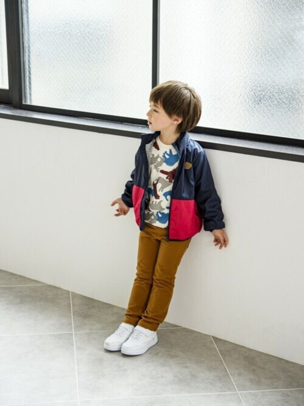 「こどもの森、こどもの森eshop、エルビークラブ、LBCLUB、キッズコーデ、キッズファッション、男の子コーデ、子供服、秋服、秋コーデ、だから秋服が好き、カラーパンツ、プチプラ、カジュアルコーデ、秋トレンド2021」｜「LB CLUBの天竺動物総柄Ｔシャツ（Tシャツ/カットソー、ホワイト系）」を使った、こどもの森e-shopさん（キッズ・110cm）の秋コーディネートの1枚目の写真
