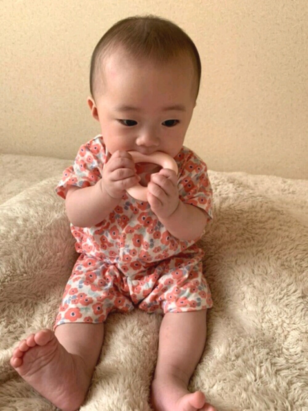 レッド系のロンパースを着用したキッズの夏コーディネートの1枚目の写真