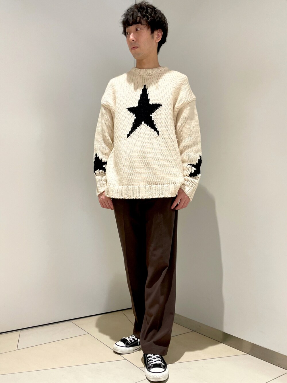 「ニット、コンバース、カジュアル、ホワイト、星柄、オーバーサイズ、秋コーデ、CONVERSE TOKYO、コンバーストウキョウ、秋トレンド2021」｜「CONVERSE TOKYOのローゲージスターニット（ニット/セーター、ホワイト系）」を使った、MARUさん（メンズ・175cm）の秋コーディネートの1枚目の写真