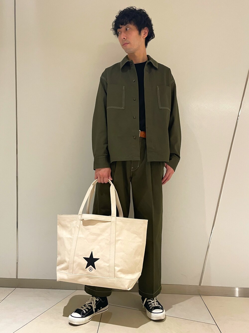 「ビッグシルエット、秋冬コーデ、セットアップ、ワイドパンツ、シャツスタイル、ジャケット、カーキ、ミリタリー、カジュアルコーデ、コンバース、CONVERSE TOKYO、シンプル」｜「CONVERSE TOKYOのヘリクルーシャツジャケット（シャツ/ブラウス、グリーン系）」を使った、MARUさん（メンズ・175cm）の秋コーディネートの1枚目の写真