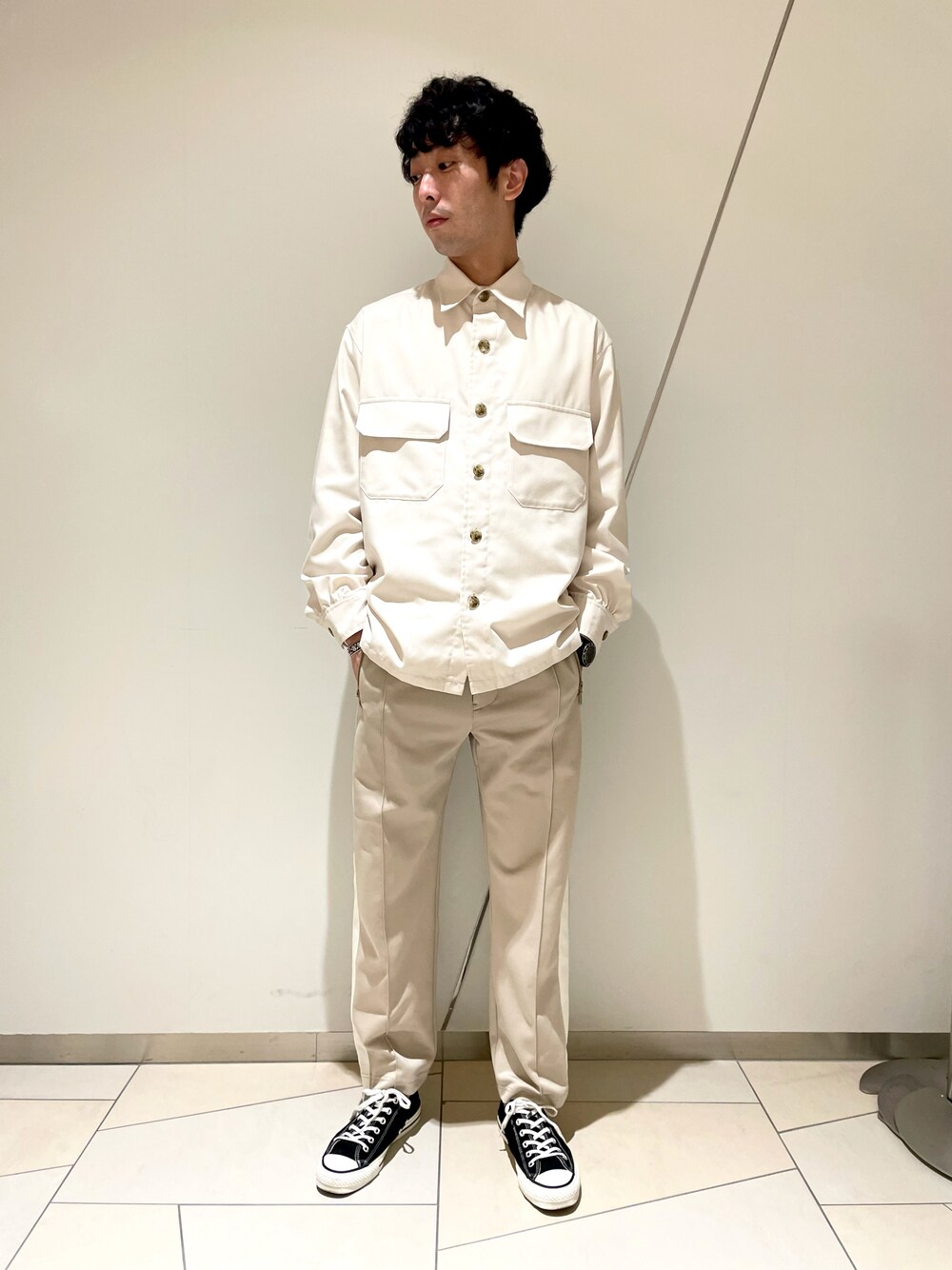 「秋のコーデ、休日スタイル、ビッグシルエット、オトナカジュアル、シンプルコーデ、シャツスタイル、トラックパンツ、オーバーサイズ、コンバース、CONVERSE TOKYO」｜「CONVERSE TOKYOのネルCPOシャツ（シャツ/ブラウス、ホワイト系）」を使った、MARUさん（メンズ・175cm）の秋コーディネートの1枚目の写真