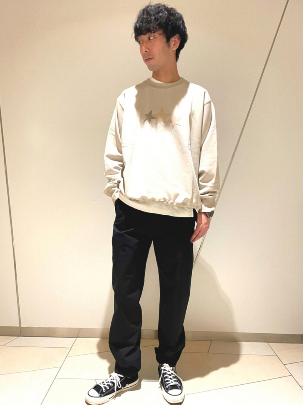 「スウェット、コンバース、ビッグシルエット、カジュアル、レイヤードスタイル、ロンT、スポーツミックス、トラックパンツ、オトナカジュアル、秋コーデ、CONVERSE TOKYO」｜「CONVERSE TOKYOのロゴモックネックロンT（Tシャツ/カットソー、ホワイト系）」を使った、MARUさん（メンズ・175cm）の秋コーディネートの1枚目の写真