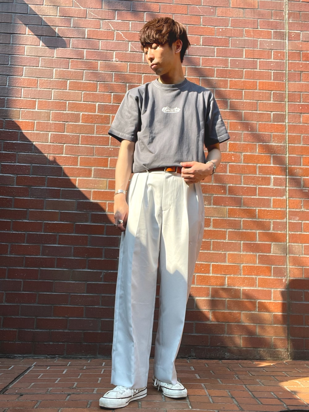 「Tシャツ、ロゴT、夏コーデ、ワイドパンツ、カジュアル、きれいめカジュアル、シンプル、モノトーン、コンバース、コンバーストウキョウ、CONVERSE TOKYO、スニーカー、スニーカーコーデ、グレー、タックイン」｜「CONVERSE TOKYOのオーバーダイ配色ステッチTEE（Tシャツ/カットソー、グレー系）」を使った、MARUさん（メンズ・175cm）の夏コーディネートの1枚目の写真