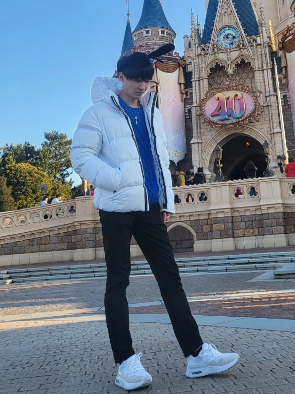 「ディズニー」｜「NIKEのNIKE ナイキ AIRMAX SYSTM エア マックス SYSTM MDM9537 ABC-MART限定 *101WHITE/WHTE（スニーカー、ホワイト系）」を使った、白いカリスマさん（メンズ・179cm）の夏コーディネートの1枚目の写真