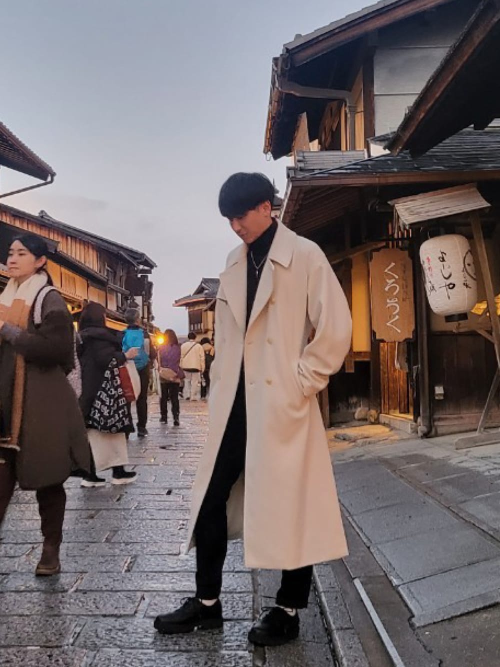 「清水寺」｜「RAGEBLUEのDrape slit trench long coat【WOOLLYTEC/ウーリーテック】ドレープスリットハイネックトレンチロングコート（トレンチコート、ホワイト系）」を使った、白いカリスマさん（メンズ・179cm）の夏コーディネートの1枚目の写真