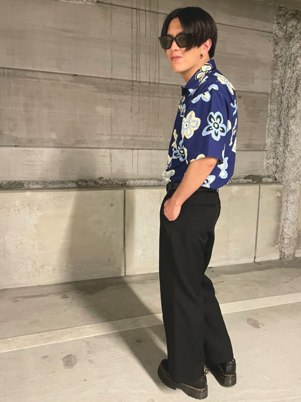 ブラック系のパンツ、ブラック系のブーツ、ブルー系のシャツ/ブラウスを着用したメンズの夏コーディネートの1枚目の写真