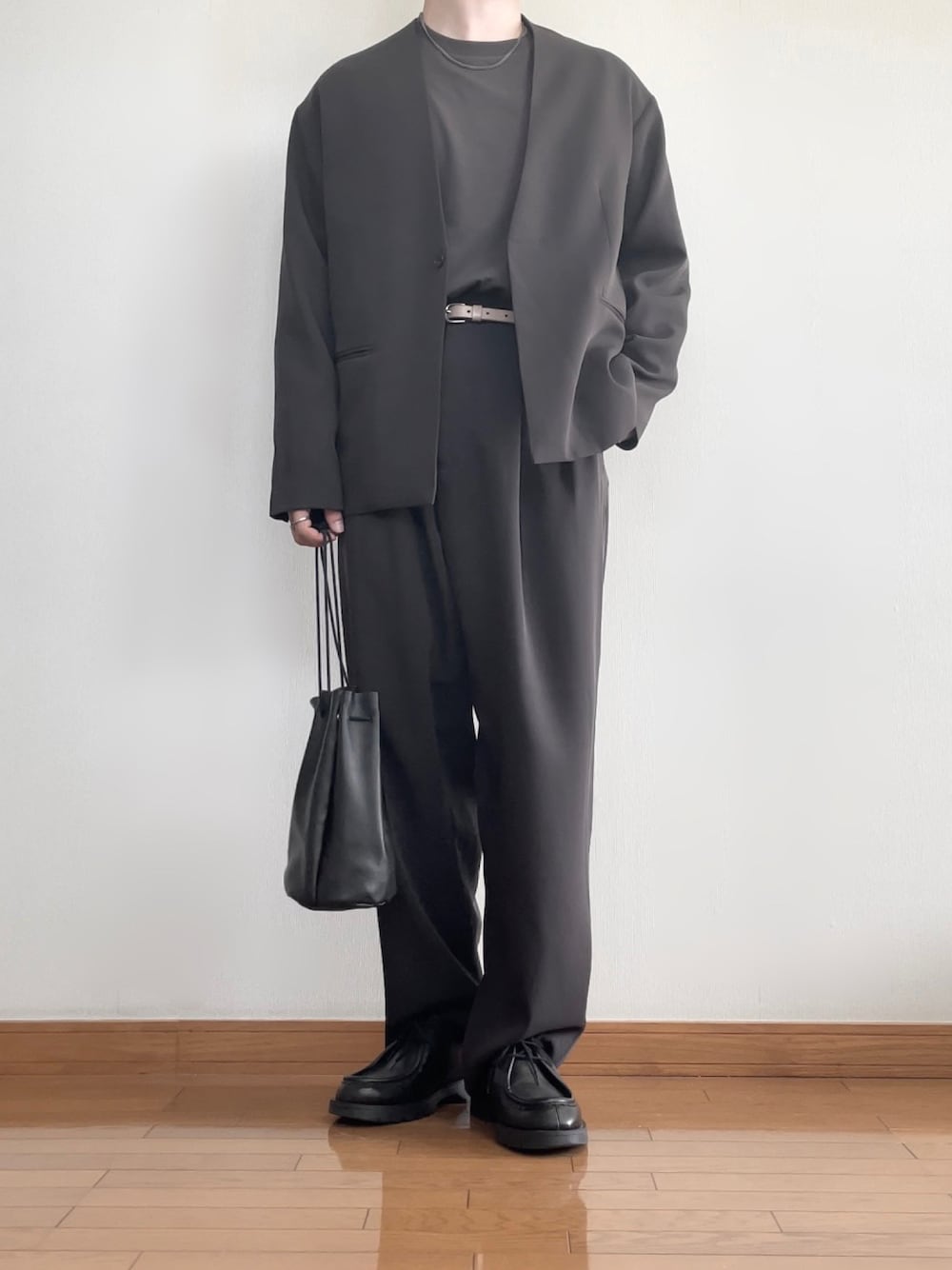 「秋服、ワントーンコーデ、きれいめカジュアル、セットアップ、シンプル、タックイン、巾着バッグ」｜「WYM LIDNMの【WYM LIDNM】CARDIGAN JK RELAX SET-UP（セットアップ、グレー系）」を使った、ana6さん（メンズ・173cm）の秋コーディネートの1枚目の写真