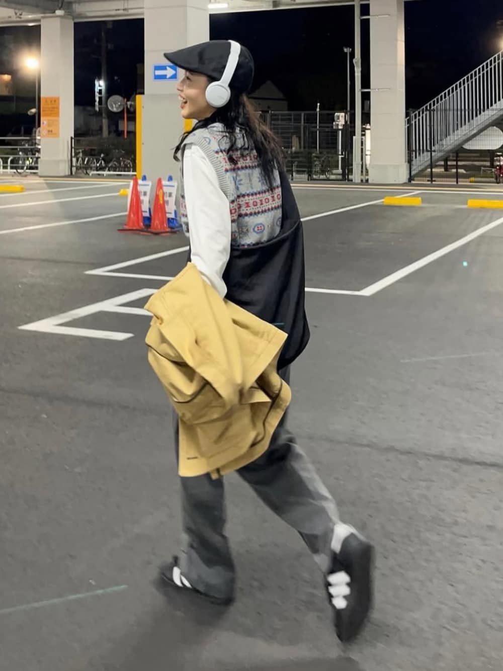 「カジュアルコーデ、休日スタイル、ベスト、ootd、おしゃれさんと繋がりたい、カジュアル、シンプルコーデ、シンプル、レイヤードスタイル」｜「adidasのスーパースター [Superstar]  / アディダスオリジナルス adidas Originals スニーカー（スニーカー、ブラック系）」を使った、mizota yayoiさん（レディース・162cm）の冬コーディネートの1枚目の写真