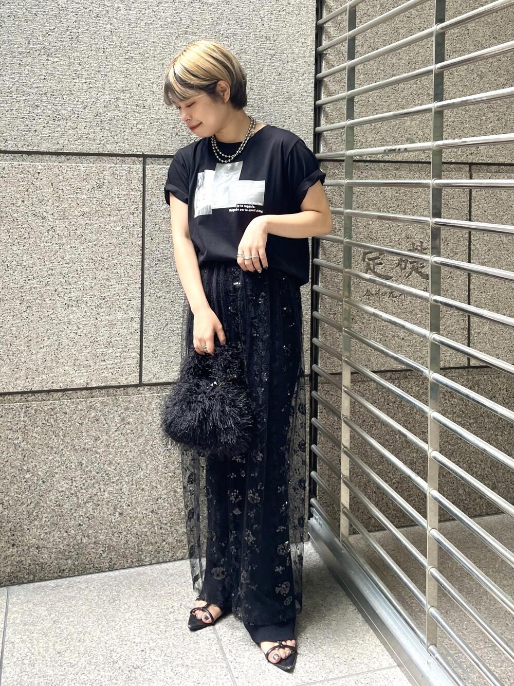 「オールブラック、オールブラックコーデ、ブラック、プルオーバー、Tシャツ、ロゴ、半袖、クルーネック、プリント、グラフィック、ワイド、花柄、十分丈、ハイウエスト、総柄」｜「ROPE' PICNICのニットパンツ（その他パンツ、ブラック系）」を使った、ponnuさん（レディース・154cm）の夏コーディネートの1枚目の写真