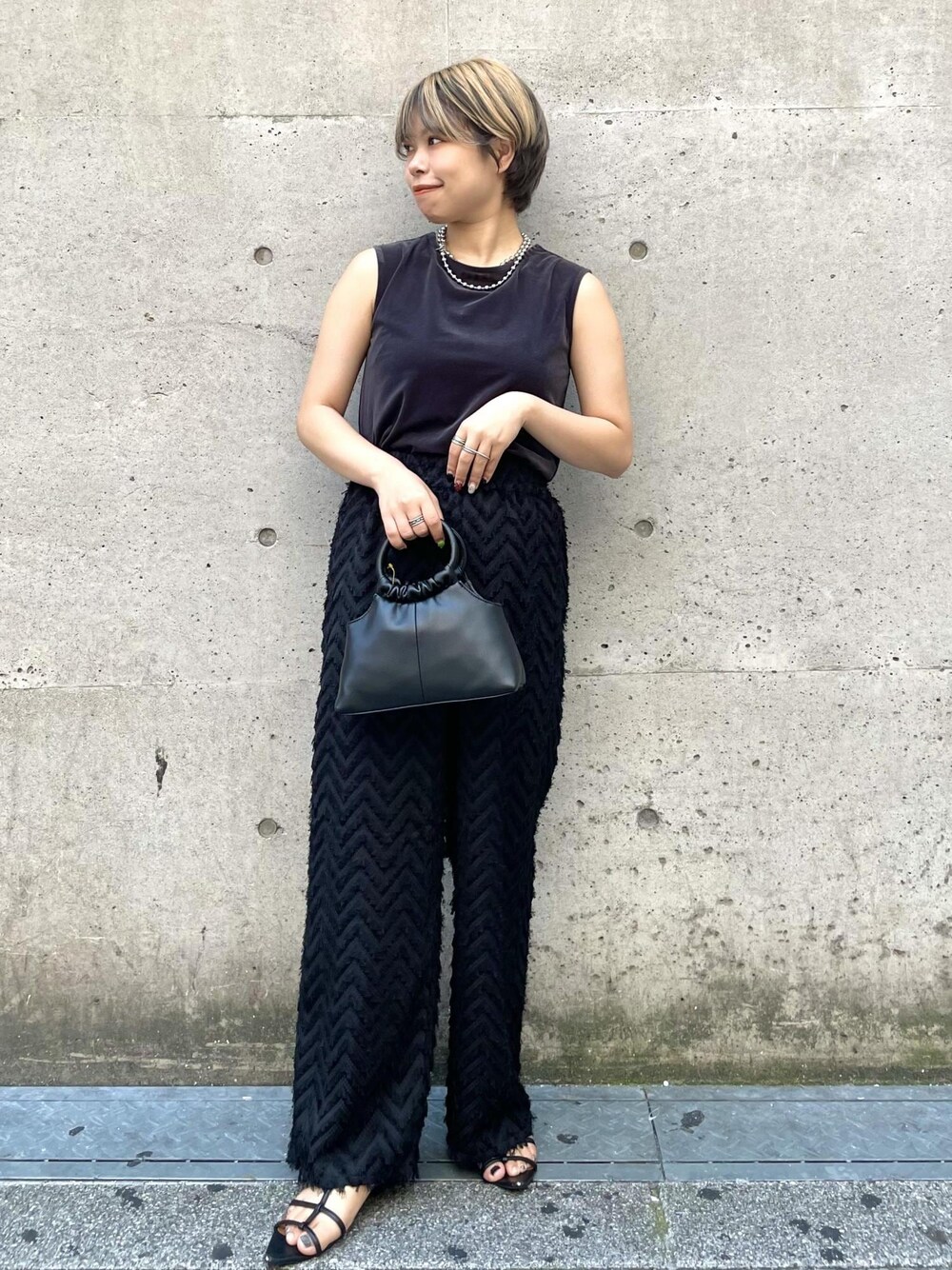 「骨格ストレート、ブラック、ハンドバッグ、トートバッグ、レザー、ミニ、レザーバッグ、スクエア、スクエアバッグ、ジップ、サークルハンドル、ワンハンドル、ネイビー、ワイド、クルーネック」｜「ROPE' PICNICのギャザーハンドルミニショルダーバッグ（ショルダーバッグ、ブラック系）」を使った、ponnuさん（レディース・154cm）の夏コーディネートの1枚目の写真