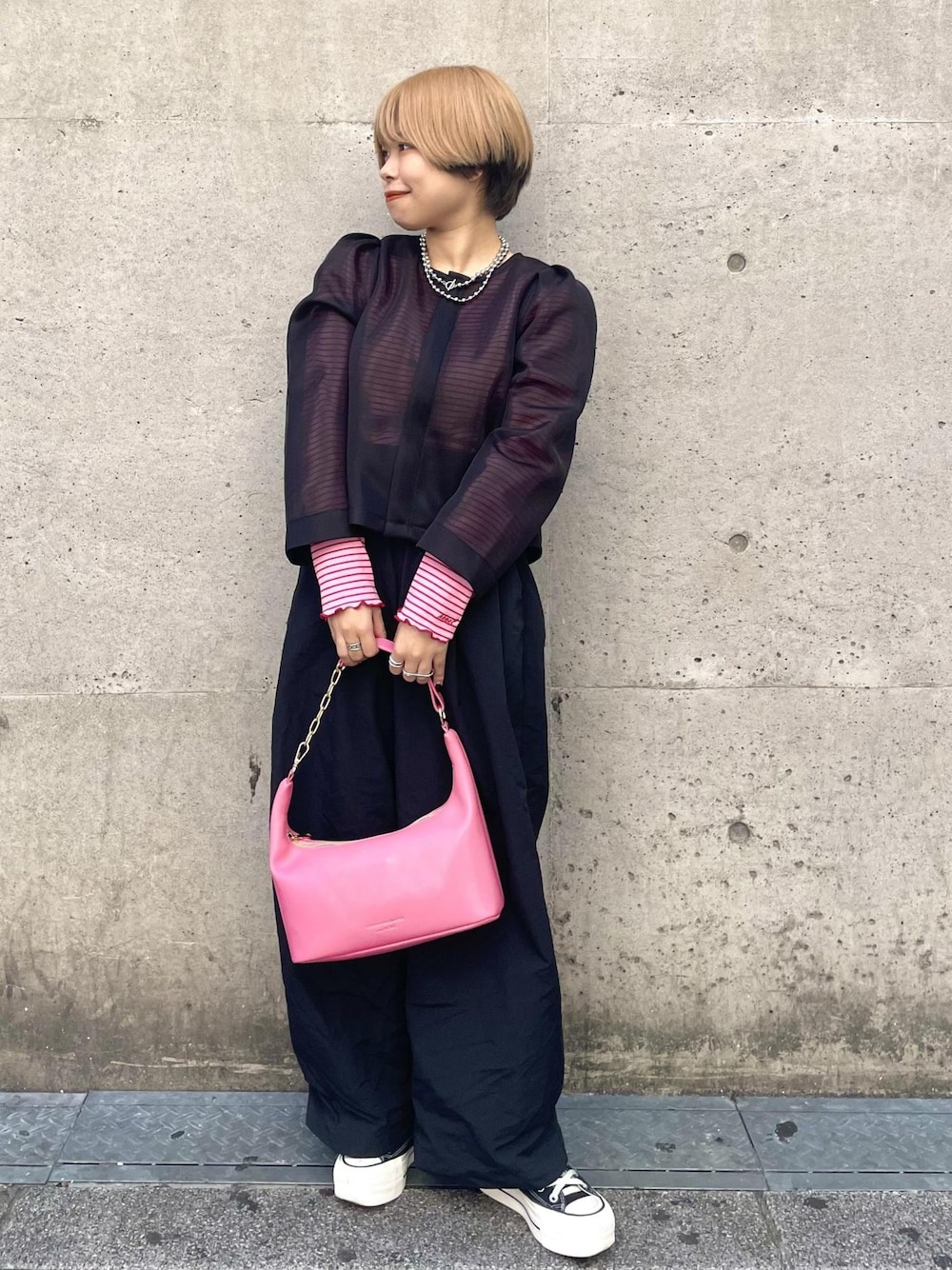ブラック系のスニーカー、ブラック系のカーディガン/ボレロ、ピンク系のカーディガン/ボレロを着用したレディースの春コーディネートの1枚目の写真