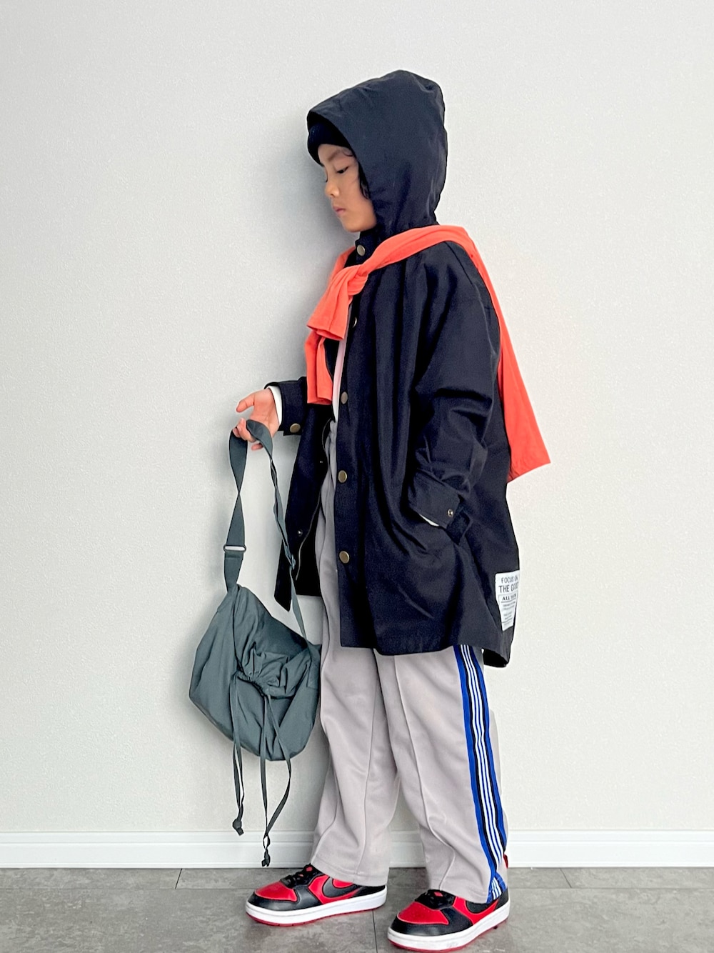 「冬を彩る色いろコーデ、THE NORTH FACE、チャオパニックティピー(CIAOPANIC TYPY)、キッズコーデ、男の子、カジュアルコーデ、ストリート、スニーカー、トラックパンツ、モッズコート、シンプルコーデ、モノトーン、プチプラ、休日スタイル、スポーツミックス」｜「Ocean Pacificの【OP / オーピー】キッズモッズコート（モッズコート、ブラック系）」を使った、mahitenさん（キッズ・122cm）の冬コーディネートの1枚目の写真