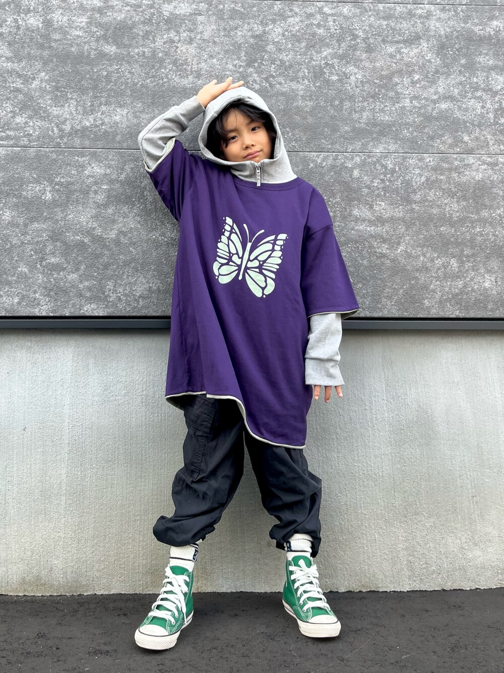 「アツいコーデ全部見せ、レイヤードスタイル、お出かけコーデ、古着MIX、プチプラ、NEEDLES、Tシャツ、パーカー、UNIQLO、ストリート、韓国ファッション、スポーツミックス、キッズコーデ、カジュアル、秋服準備はじめました」｜「Needlesのアイテム（Tシャツ/カットソー、パープル系）」を使った、mahitenさん（キッズ・122cm）の夏コーディネートの1枚目の写真