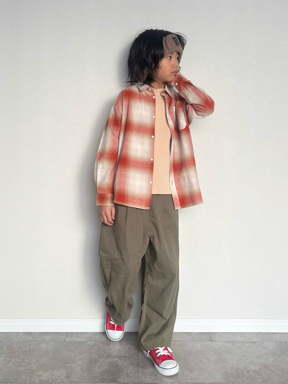 「真冬のあったかスタイル、チェックシャツ、ストリート、スウェット、チェック、シャツスタイル、カーゴパンツ、キッズコーデ、ヘアバンド、south2west8、カジュアルコーデ、休日スタイル、お出かけコーデ、おしゃれさんと繋がりたい、チェックパンツ」｜「BAYFLOWの[肌ざわり抜群!]ヴィンテージライクアソートシャツ(KIDS)（シャツ/ブラウス、レッド系）」を使った、mahitenさん（キッズ・127cm）の冬コーディネートの1枚目の写真