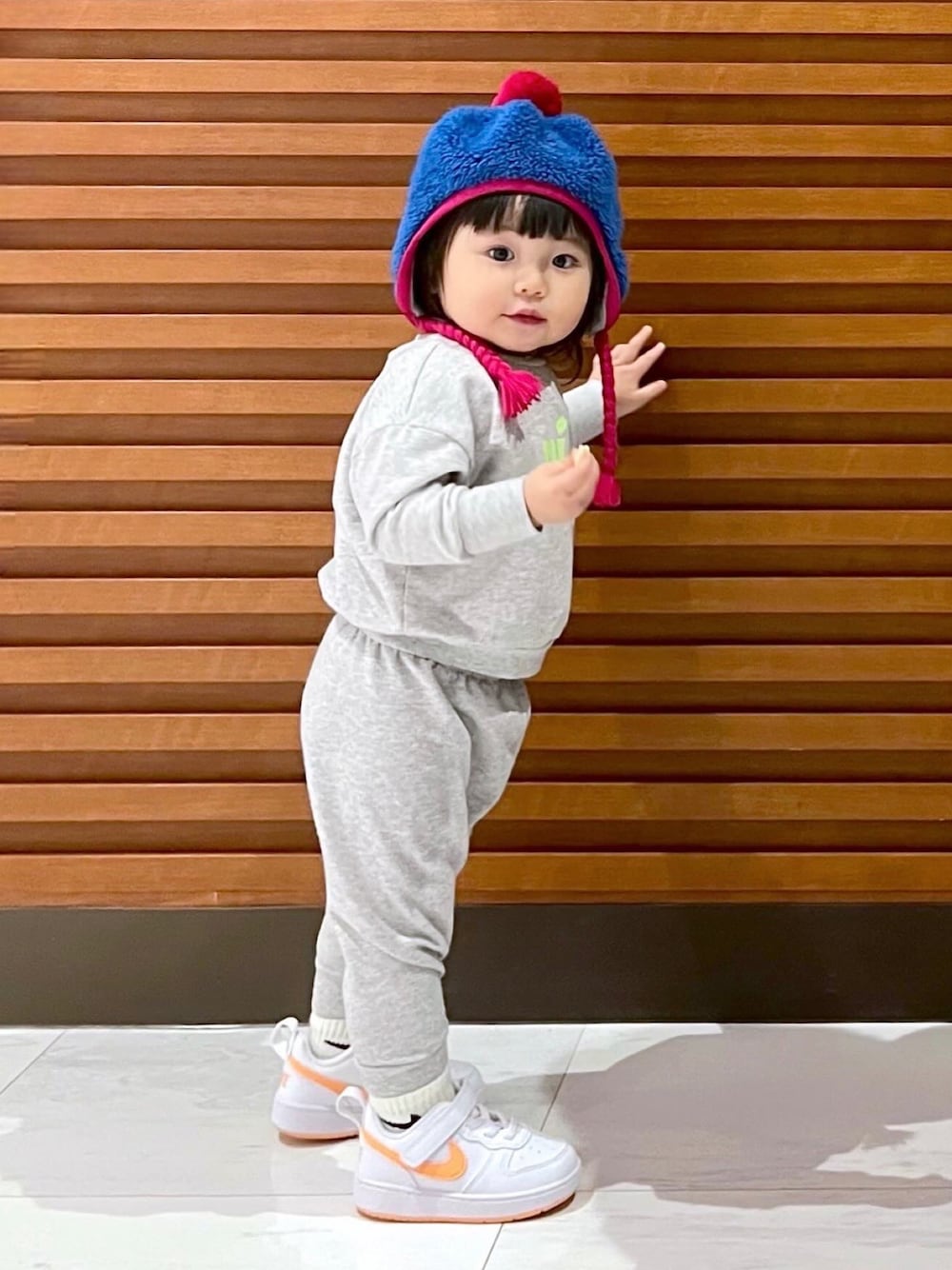 「真冬のあったかスタイル、スウェット、セットアップ、NIKE、スニーカー、お出かけコーデ、赤ちゃん、1歳、ワントーンコーデ、休日スタイル、カジュアルコーデ、女の子、春コーデ、スウェットパンツ」｜「X-girl Stagesのアイテム（帽子、ブルー系）」を使った、mahitenさん（キッズ・127cm）の冬コーディネートの1枚目の写真