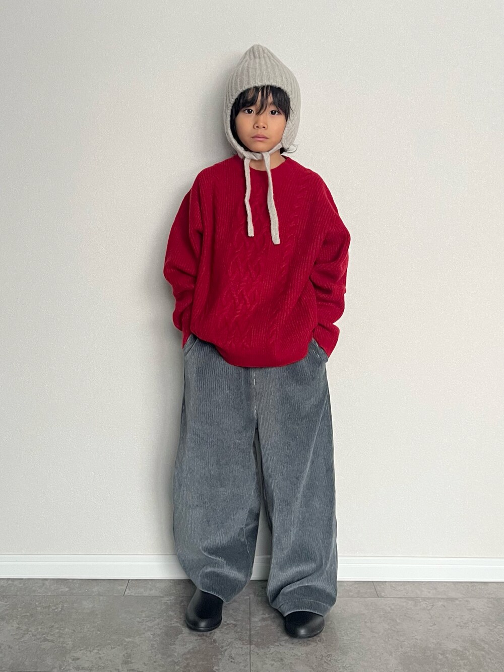 「ニット、コーデュロイ、カジュアル、冬コーデ、カジュアルコーデ、休日スタイル、ワイドパンツ、シンプルコーデ、lowrysfarmkids、おしゃれさんと繋がりたい、スポーツミックス、ニット帽、きれいめカジュアル、クリスマスコーデ、UNIQLO」｜「UNIQLOのアイテム（ニット/セーター、レッド系）」を使った、mahitenさん（キッズ・127cm）の秋コーディネートの1枚目の写真