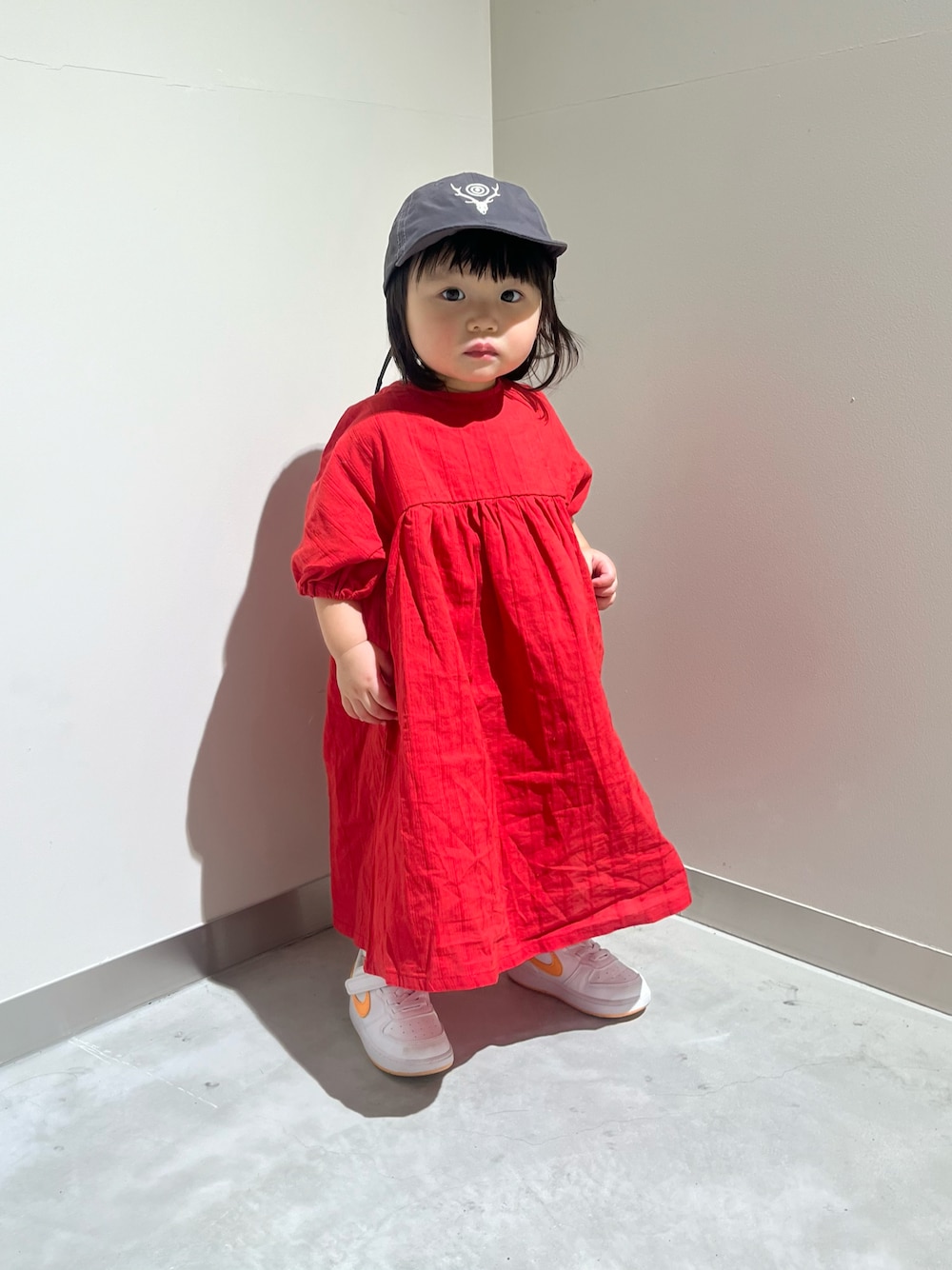 「春めき満開コーデ、ワンピース、キャップ、スニーカー、赤ちゃん、1歳、おんなのこ、ベビーコーデ、キッズコーデ、お出かけコーデ、休日スタイル、カジュアル、プチプラ、春コーデ、スポーツミックス」｜「pairmanonの【綿100%】【リンクコーデ】リラックス ワンピース（ワンピース、レッド系）」を使った、mahitenさん（キッズ・127cm）の春コーディネートの1枚目の写真