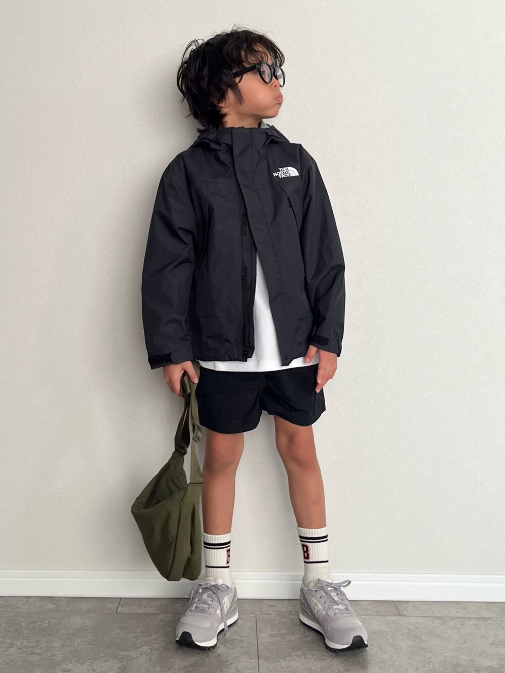 「カジュアルコーデ、スポーツミックス、ストリート、THE NORTH FACE、ACG、春コーデ、マウンテンパーカー、白Tシャツ、スニーカー、キッズコーデ、男の子、シンプルコーデ、モノトーン、ブラック、ハーフパンツ」｜「UNIQLOのアイテム（メガネ、ブラック系）」を使った、mahitenさん（キッズ・122cm）の冬コーディネートの1枚目の写真
