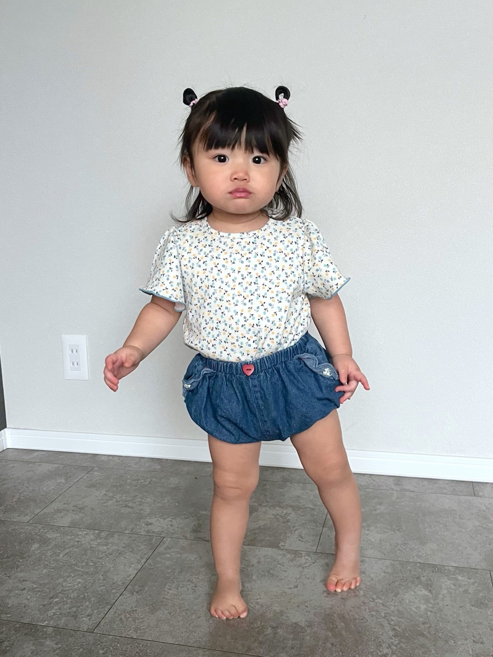 「春めき満開コーデ、Tシャツ、UNIQLO、プチプラ、春コーデ、ショートパンツ、赤ちゃん、ベビーコーデ、1歳、春色、キッズファッション、おでかけコーデ、おんなのこ、デニム、カジュアルコーデ」｜「UNIQLOのアイテム（Tシャツ/カットソー、ホワイト系）」を使った、mahitenさん（キッズ・127cm）の春コーディネートの1枚目の写真