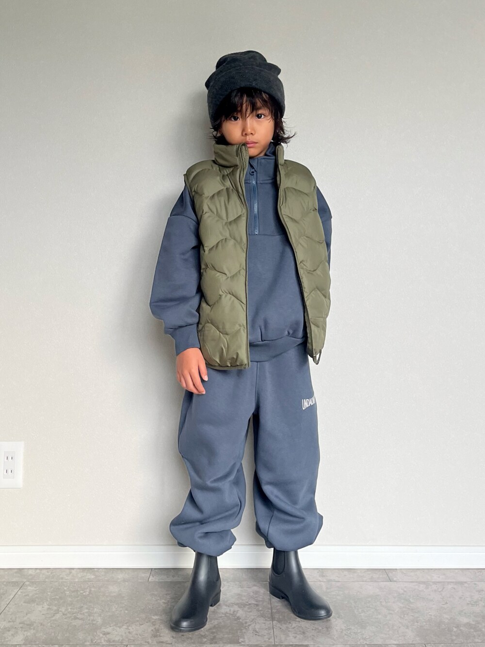 「スウェット、スウェットパンツ、ベスト、ワントーンコーデ、セットアップ、レイヤードスタイル、GU、UNIQLO、カジュアル、シンプルコーデ、秋冬コーデ、冬コーデ、ショートブーツ、きれいめカジュアル、スポーツミックス」｜「GUのアイテム（スウェット、ブルー系）」を使った、mahitenさん（キッズ・126cm）の秋コーディネートの1枚目の写真