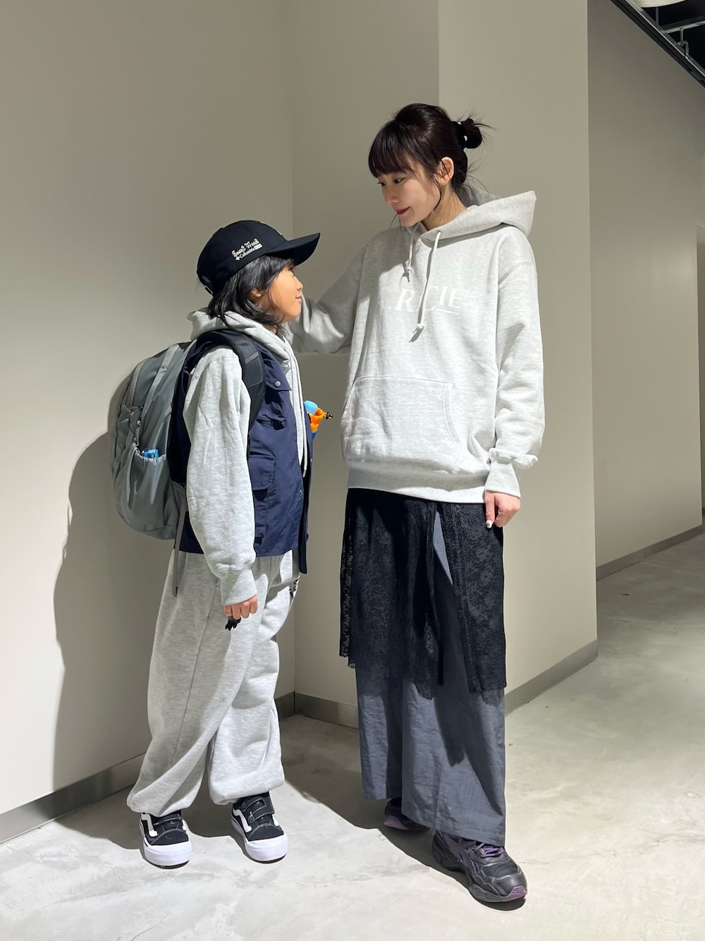 「春めき満開コーデ、スポーツミックス、古着MIX、春コーデ、リンクコーデ、親子コーデ、スウェット、セットアップ、ベスト、ストリート、カジュアル、お出かけコーデ、休日スタイル、レイヤードスタイル、キャップ」｜「THE NORTH FACEのザ・ノースフェイス / テルス 25　NM62369　（ユニセックス）（バックパック/リュック、グレー系）」を使った、mahitenさん（キッズ・127cm）の春コーディネートの1枚目の写真