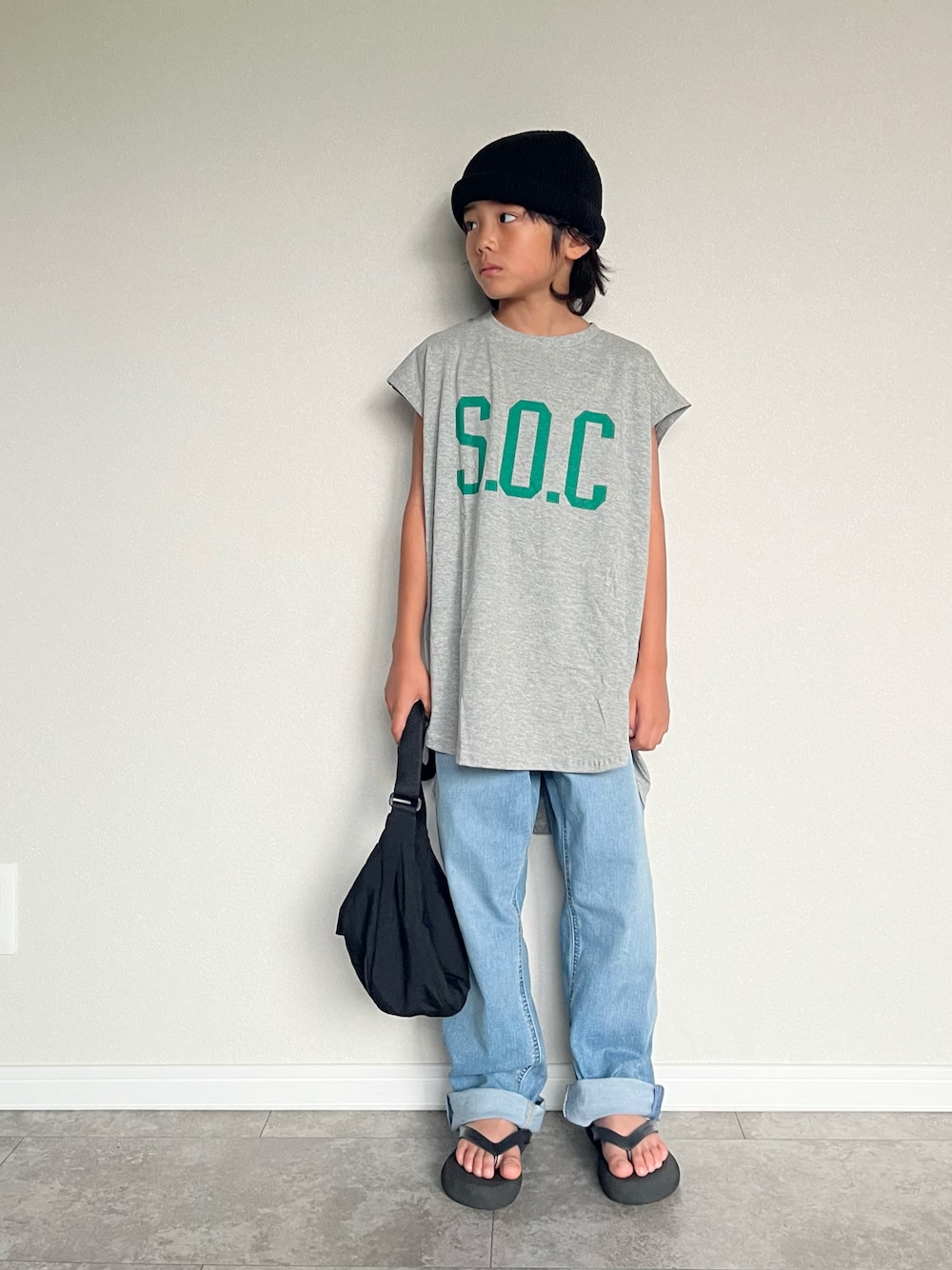 「さらっと晴れやかスナップ、フェススタイル、古着MIX、夏コーデ、ストリート、カジュアルコーデ、お出かけコーデ、Tシャツ、ロゴT、キッズファッション、サンダル、スポーツミックス、おしゃれさんと繋がりたい、休日スタイル、ショルダーバッグ」｜「Auntie Rosa HolidayのバックプリントノースリーブTEE（Tシャツ/カットソー、グレー系）」を使った、mahitenさん（キッズ・122cm）の夏コーディネートの1枚目の写真