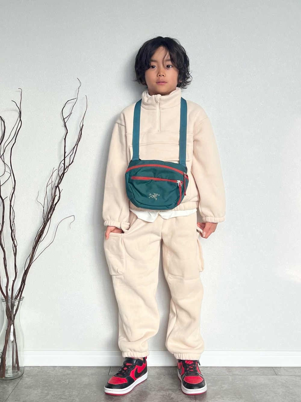 「冬を彩る色いろコーデ、セットアップ、キッズファッション、冬春コーデ、冬コーデ、スニーカー、ARC'TERYX、休日スタイル、カジュアル、スボーツミックス、ストリート、韓国子供服、シンプルコーデ、ラフ、レイヤードスタイル」｜「ARC'TERYXのアイテム（ショルダーバッグ、グリーン系）」を使った、mahitenさん（キッズ・122cm）の冬コーディネートの1枚目の写真