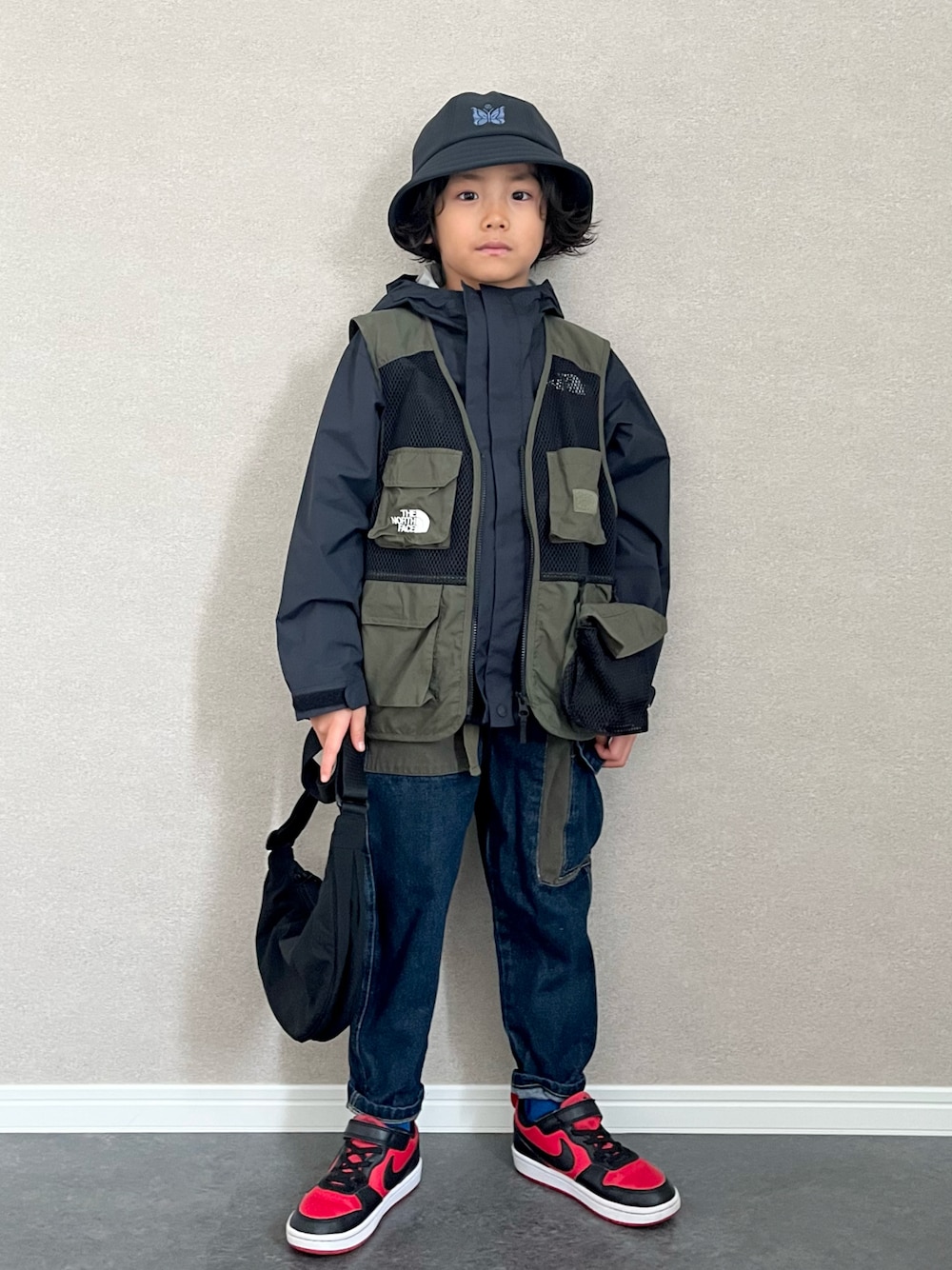 「韓国子供服、THE NORTH FACE、アウターONアウター、デニム、スニーカー、NEEDLES、カジュアルコーデ、ストリート、シンプルコーデ、モノトーン、休日スタイル、キッズコーデ、男の子、マウンテンパーカー、バケットハット」｜「Needlesのアイテム（ハット、ブラック系）」を使った、mahitenさん（キッズ・122cm）の冬コーディネートの1枚目の写真