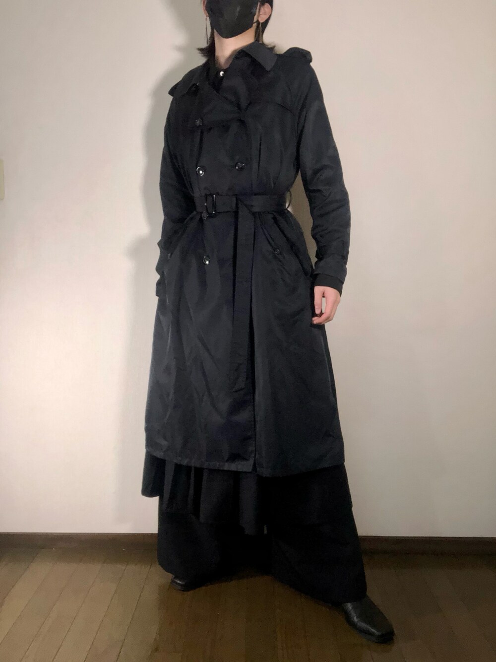 ブラック系のシャツ/ブラウス、ブラック系のスカート、ブラック系のその他パンツを着用したメンズの冬コーディネートの1枚目の写真