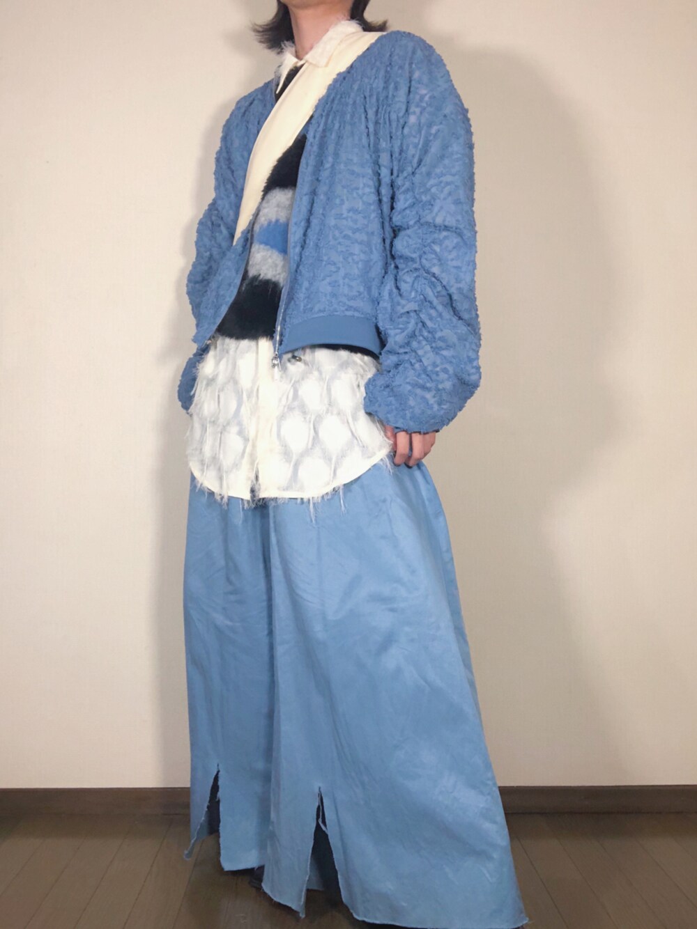ブルー系のブルゾン、ブルー系のその他パンツ、ホワイト系のシャツ/ブラウスを着用したメンズの冬コーディネートの1枚目の写真