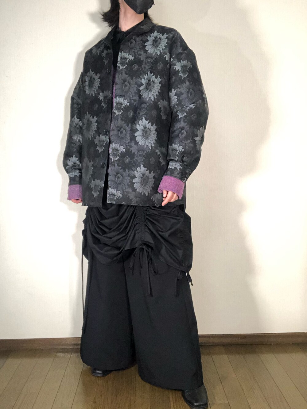 「メンズファッション、今日のコーデ、スカート、ワイドパンツ、ブーツ、ジャケット、カーディガン」｜「ln fortisのln fortis - クリスプシルエットハカマパンツ（その他パンツ、ブラック系）」を使った、たいがさん（メンズ・175cm）の冬コーディネートの1枚目の写真