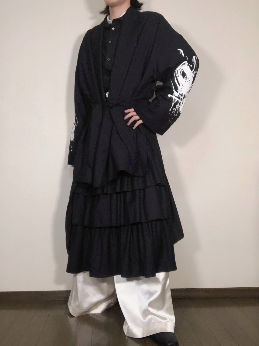 ブラック系のジャケット/アウター、ブラック系のスカート、ホワイト系のその他パンツを着用したメンズの冬コーディネートの1枚目の写真