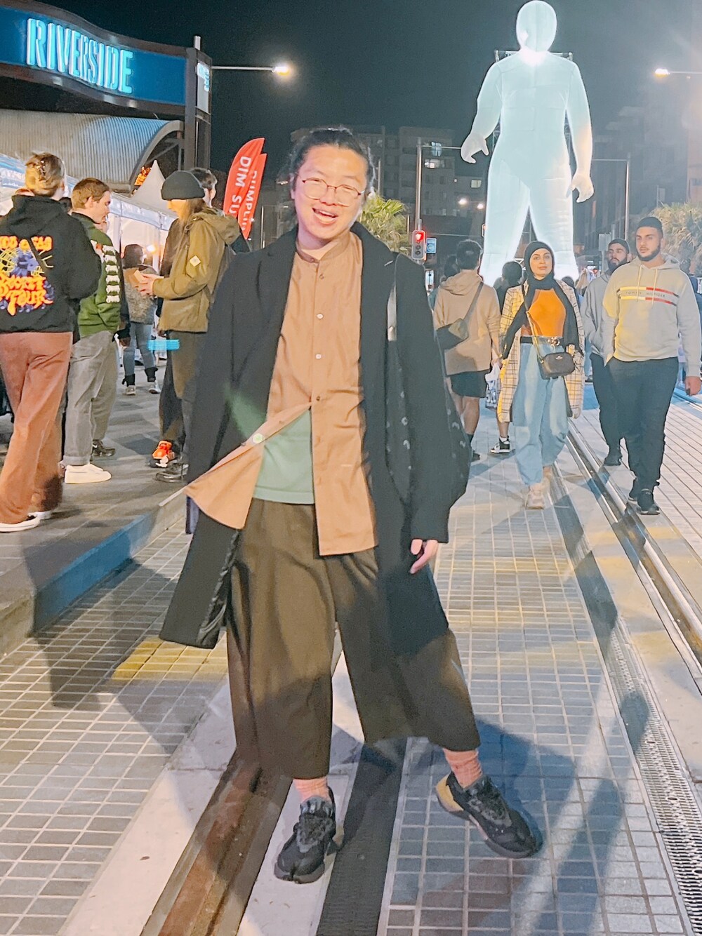 「UNIQLO+J、superdry、SuperDry 極度乾燥（しなさい）、NIKE、NIKEISPA」｜「uniqlo+jのアイテム（スラックス、グリーン系）」を使った、李瑞可さん（メンズ・170cm）の春コーディネートの1枚目の写真