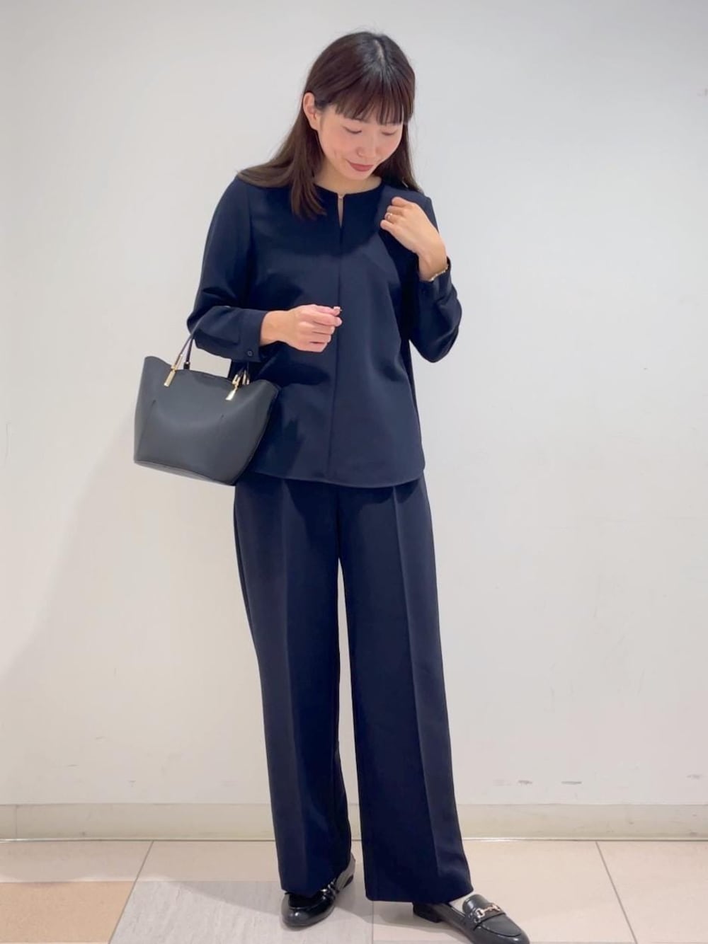 ブルー系のシャツ/ブラウス、ブルー系のその他パンツ、ブラック系のトートバッグを着用したレディースの秋コーディネートの1枚目の写真