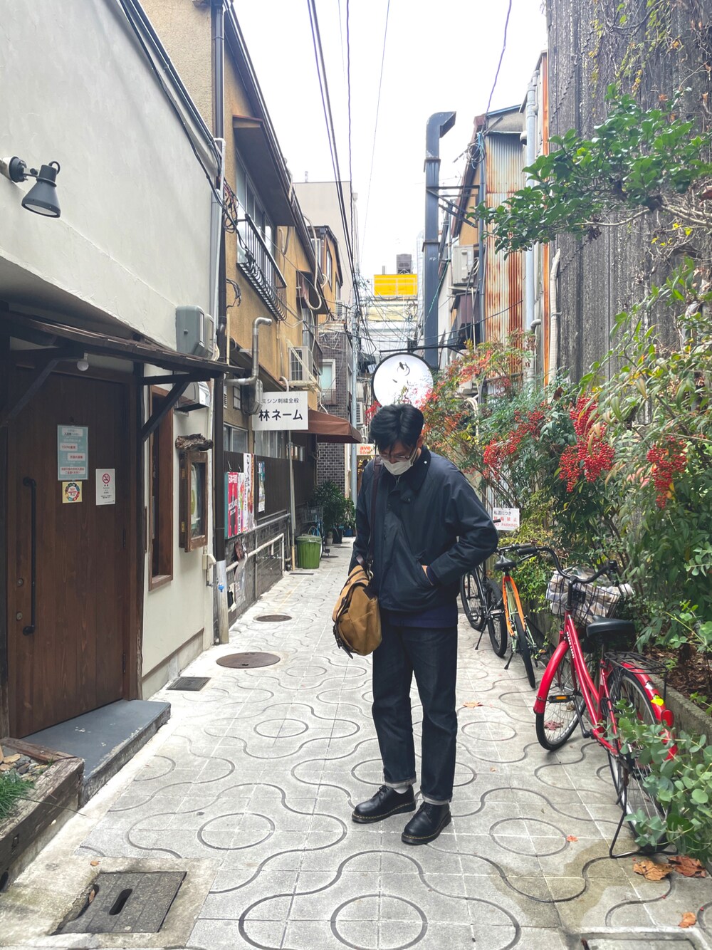 「vintage、UNIQLO、Dr.Martens、休日スタイル、barbour、大人コーデ、今日のコーデ」｜「Barbourのアイテム（ジャケット/アウター、ブルー系）」を使った、トウゼンさん（メンズ・183cm）の秋コーディネートの1枚目の写真