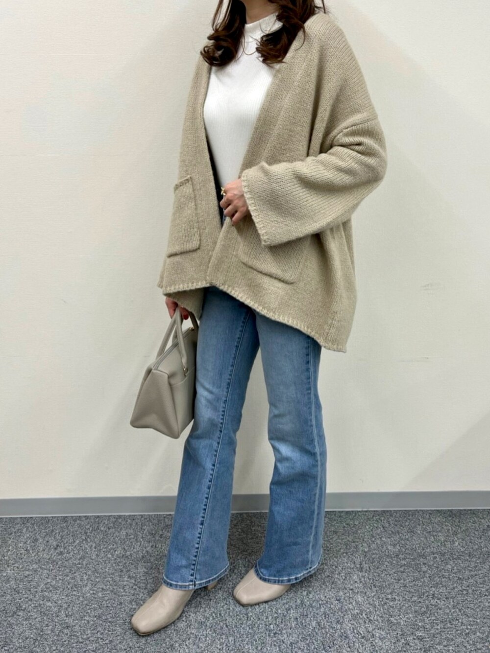 「大人カジュアル、きれいめカジュアル、キレイめ、シンプル、ママコーデ、fupel、フペル、PR」｜「fupelのオーバーニットジャケットカーディガン（カーディガン/ボレロ、ベージュ系）」を使った、Nuuさん（レディース・158cm）の冬コーディネートの1枚目の写真