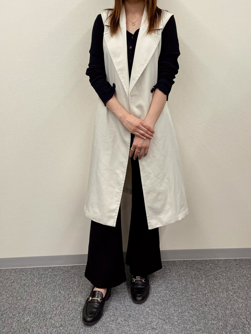 「シンプル、ローファー、モノトーン、GU、キレイめ、プチプラ、ジレ、フレアパンツ、プチプラコーデ、秋服、モノトーンコーデ、GRL、オフィススタイル、ロングジレ、ジレコーデ」｜「GUのアイテム（カーディガン/ボレロ、ブラック系）」を使った、Nuuさん（レディース・158cm）の秋コーディネートの1枚目の写真