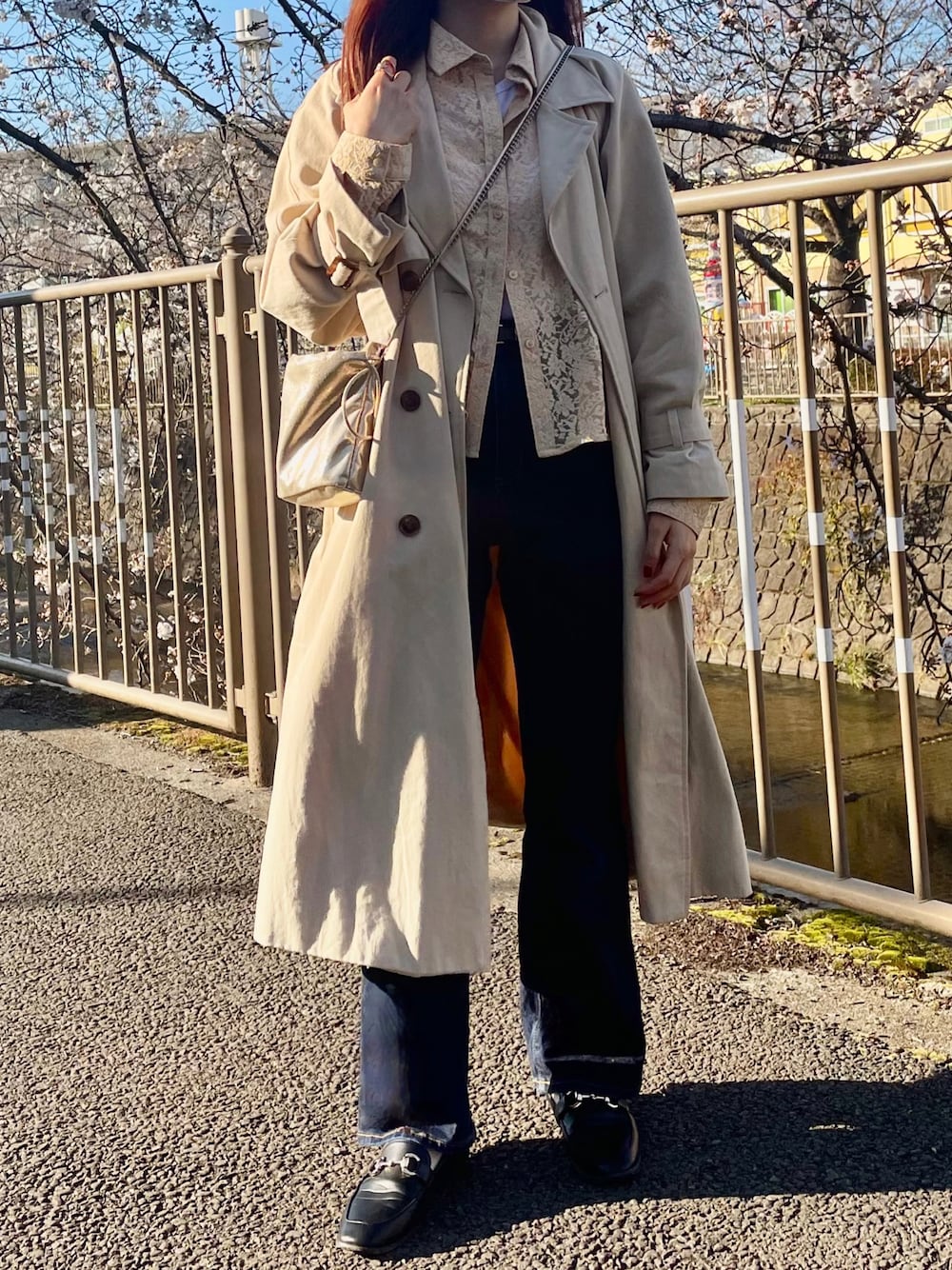 「春服コーデ、キレイめカジュアル、GU、GUコーデ、プチプラコーデ、着回しコーデ、春コーデ、休日コーデ、パンツスタイル、レース、レースシャツ、フレアデニム、フレアジーンズ、トレンチコート、ローファー」｜「COTORICAのオーバーサイズトレンチ【スプリングコート】（トレンチコート、ベージュ系）」を使った、Nuuさん（レディース・158cm）の春コーディネートの1枚目の写真