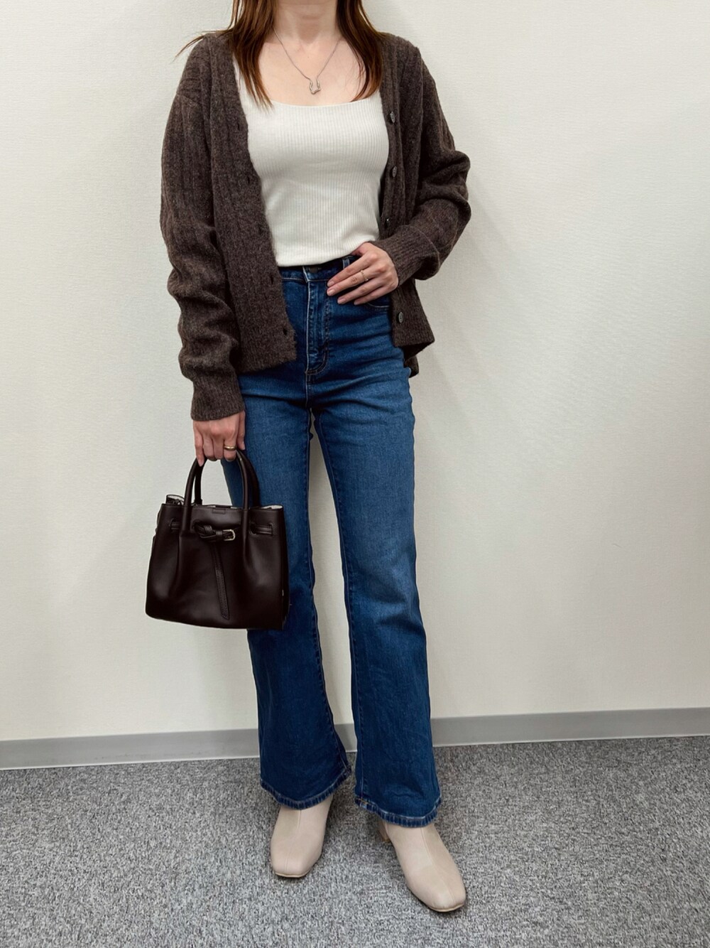 「ショートブーツ、大人カジュアル、GU、フレアパンツ、シンプルコーデ、GRL、パンツコーデ、デニムコーデ、ママコーデ、coca、秋コーデ、ブラウンニット、フレアジーンズ、プチプラ、プチプラコーデ」｜「GUのアイテム（タンクトップ、ベージュ系）」を使った、Nuuさん（レディース・158cm）の秋コーディネートの1枚目の写真