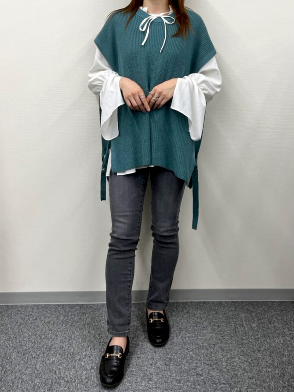 「テーパードパンツ、レイヤード、ローファー、レイヤードスタイル、デニムパンツ、きれいめカジュアル、EDWIN、SOMETHING、グレーデニム、サムシング、ベストニット、おしゃれさんと繋がりたい、something_jean、SITRY、wearhalloween2021」｜「SITRYのSide separate Knit vest/サイドセパレート ニットベスト（ベスト、グレー系）」を使った、Nuuさん（レディース・158cm）の秋コーディネートの1枚目の写真