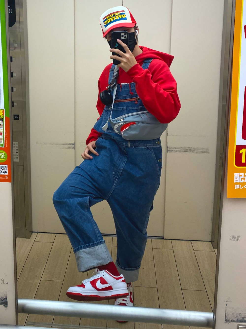 「オーバーオール、ショルダーバッグ、メッシュキャップ、peaceminusone、韓国ファッション、スニーカー、ダンク、NIKE、赤、パーカー、チョコ色に染まれ、ヒステリックグラマー、Hysteric Glamour、dunk、休日スタイル」｜「PEACEMINUSONEのアイテム（サロペット/オーバーオール、ブルー系）」を使った、TAIYOさん（メンズ・174cm）の冬コーディネートの1枚目の写真