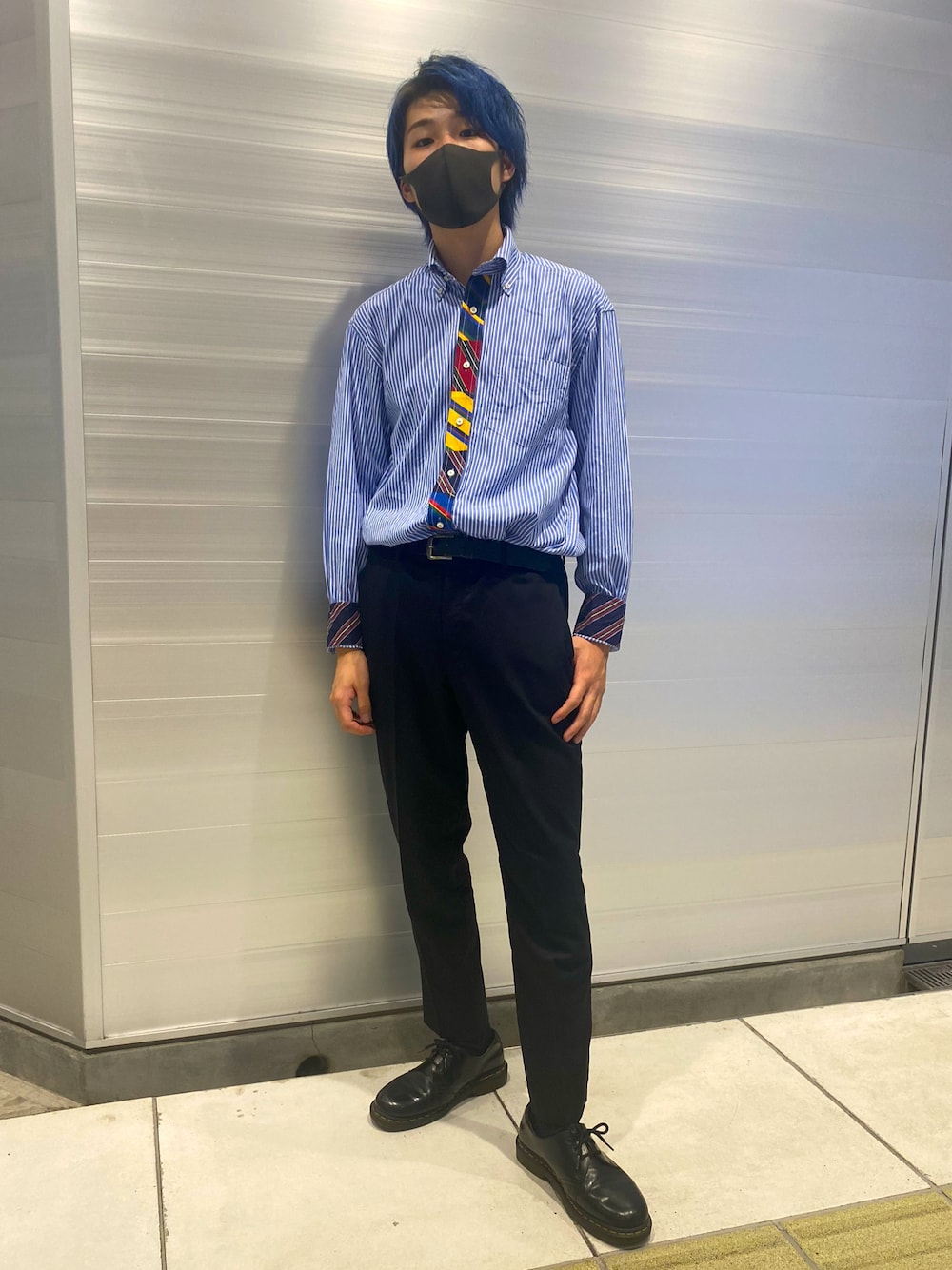 「秋トレンド2021、カジュアル、シャツスタイル、Dr.Martens、革靴、タックイン、古着MIX、Paul Smith、秋服、ootd、カラフル、ストライプシャツ、派手髪、ブルー、大人カジュアル」｜「TOMMY HILFIGERのアイテム（シャツ/ブラウス、ブルー系）」を使った、TAIYOさん（メンズ・174cm）の秋コーディネートの1枚目の写真
