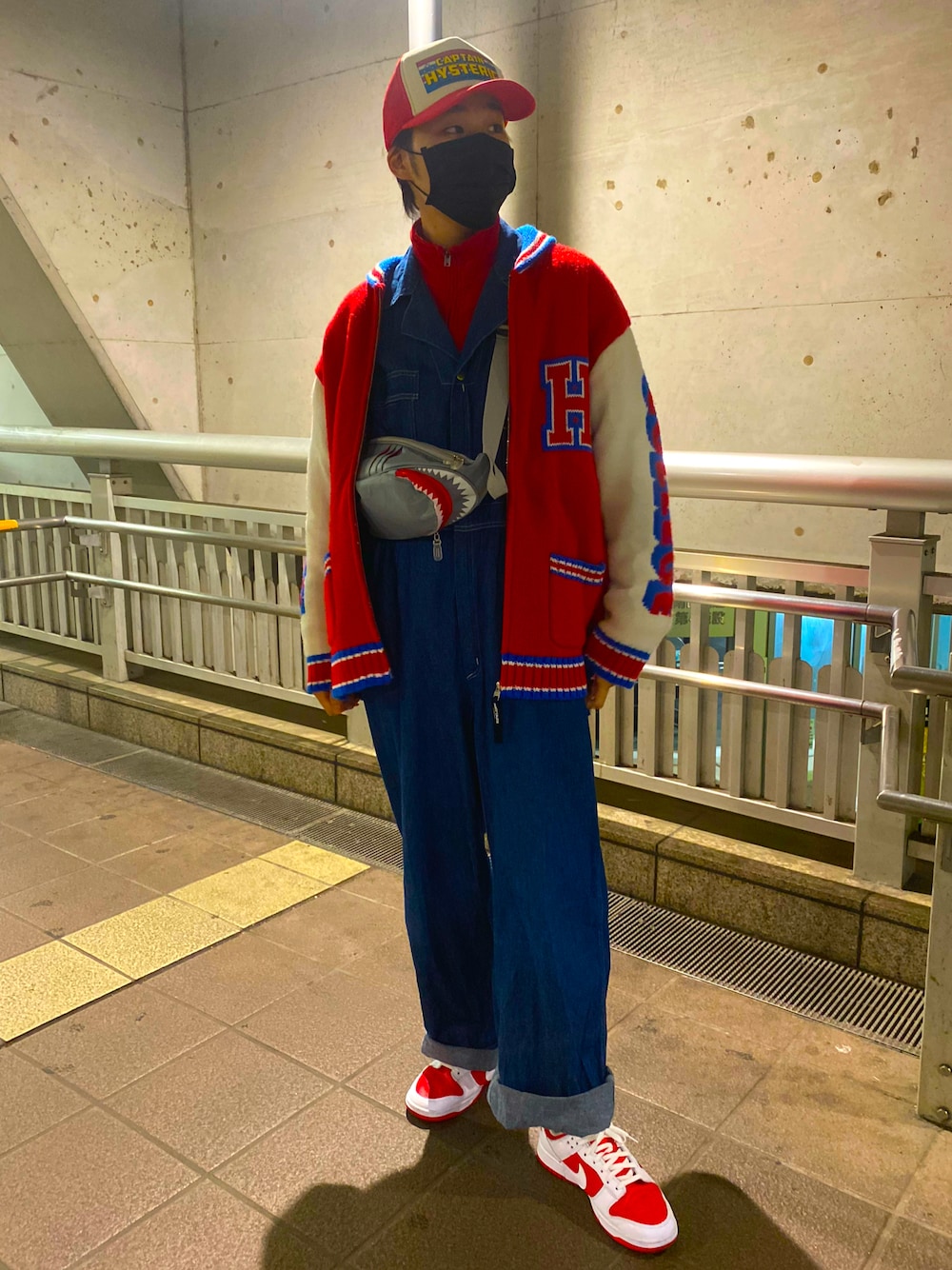 レッド系のスニーカー、ブルー系のつなぎ/オールインワン、グレー系のショルダーバッグを着用したメンズの春コーディネートの1枚目の写真